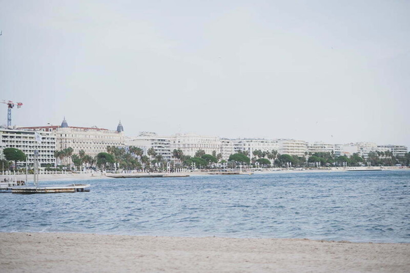 Cannes winter proposal on the beach picnic next to Palais des Festival.
Cannes Proposal planning and photography WIldRoses Studio