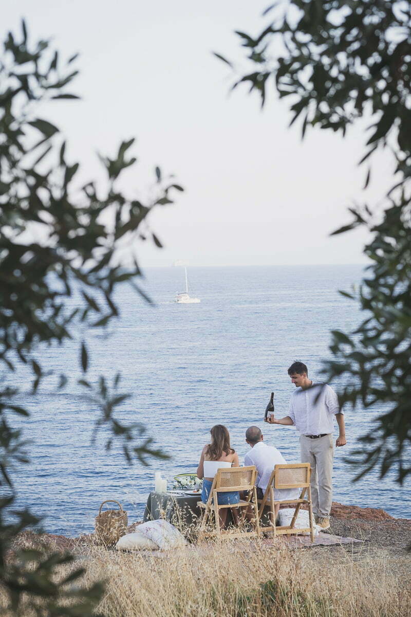 Théoule-sur-Mer Proposal Guide 7 French Riviera luxury Picnic by the seaside near Théoule-sur-Mer, with a waiter serving organic wine