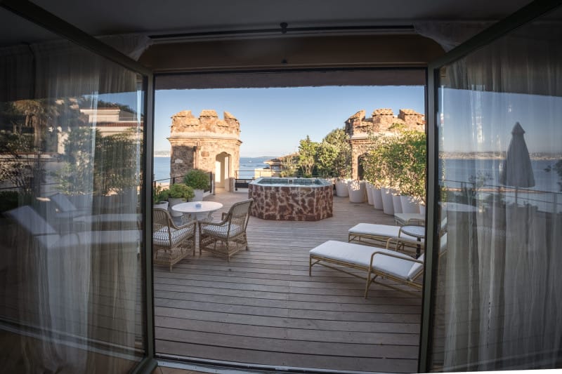 Chateau de Théoule panoramic suite with 180° over the French Riviera, its private spa pool and external shower