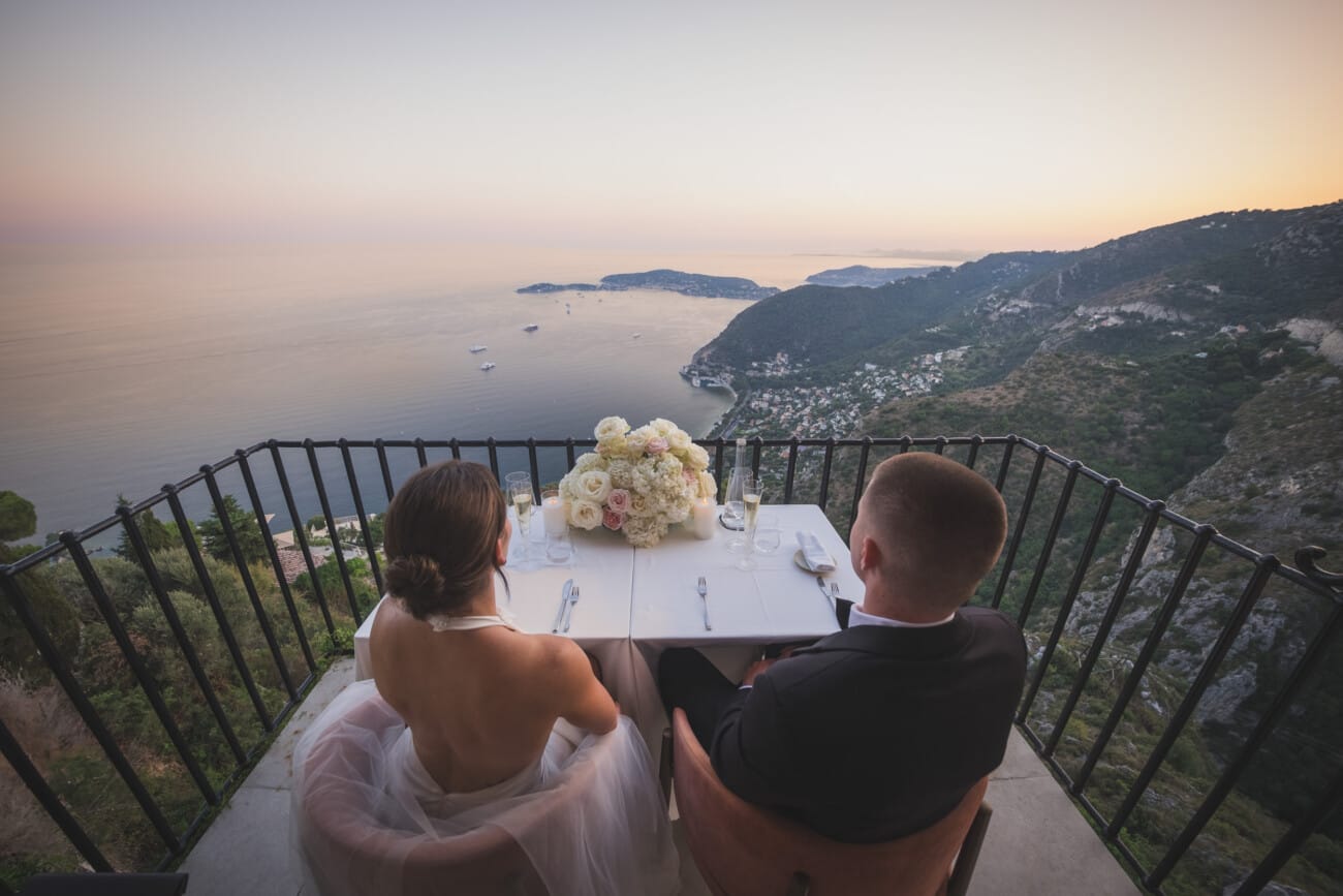 Dinner facing the sea at sunset to celebrate their French Riviera intiamte Elopement