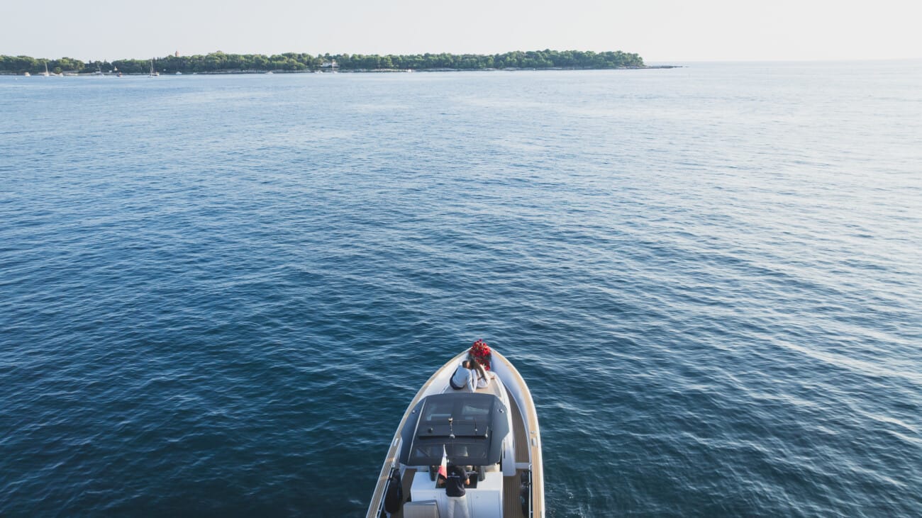 A Romantic Proposal on a Yacht between the Lérins Islands 15 Intimate Yacht proposal on calm blue water of the French Riviera, near Cannes
Proposal photography and planning by WildRoses