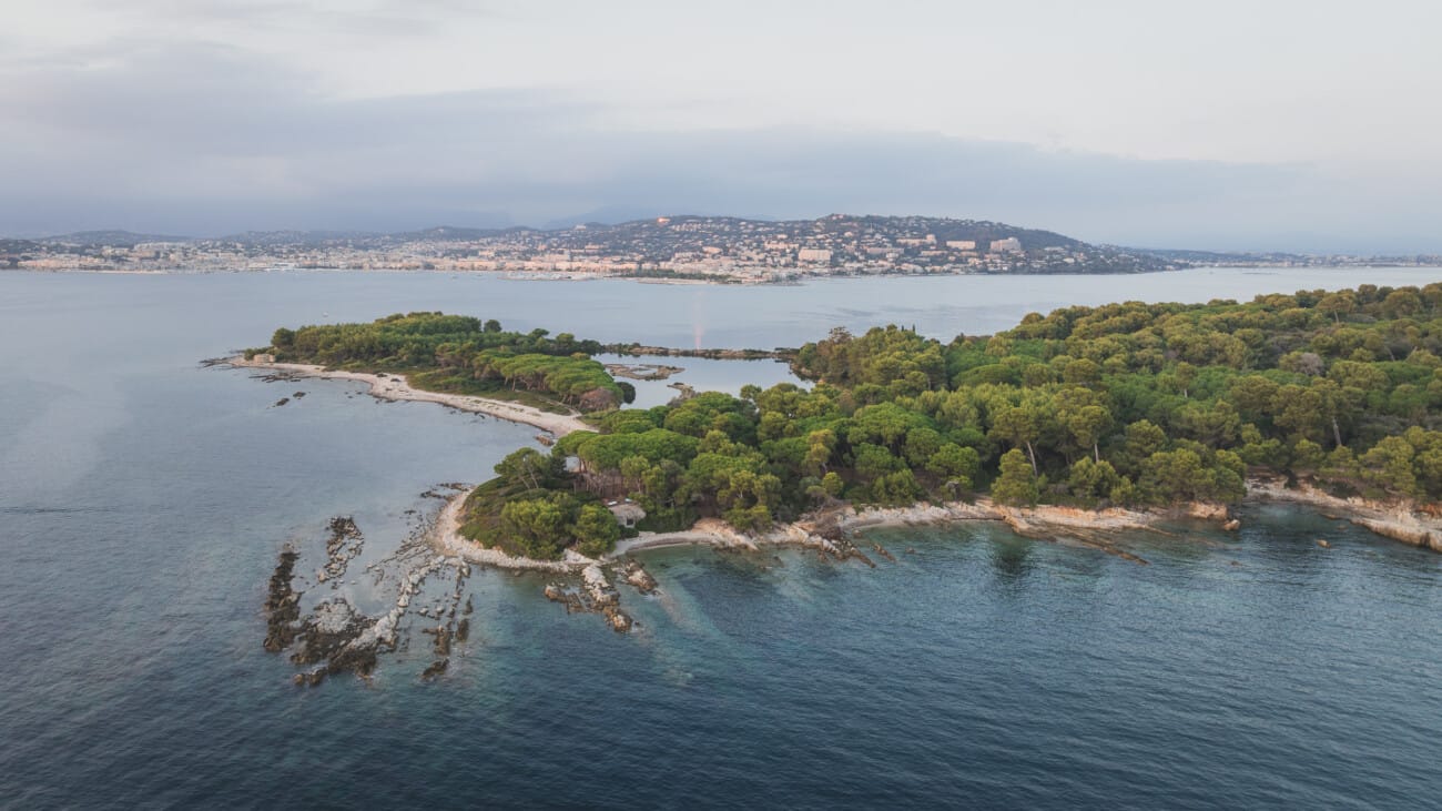 A Romantic Proposal on a Yacht between the Lérins Islands 28 Lérins Islands, near Cannes Amazing place for a Fall proposal on the French Riviera.
