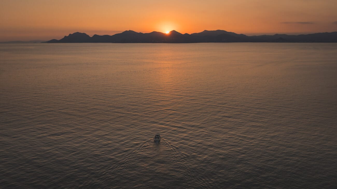 A Romantic Proposal on a Yacht between the Lérins Islands 29 Sunset over calm Mediterranean waters after an intimate French Riviera Yacht proposal near Cannes.
Planning and Photography by WildRoses Studio.