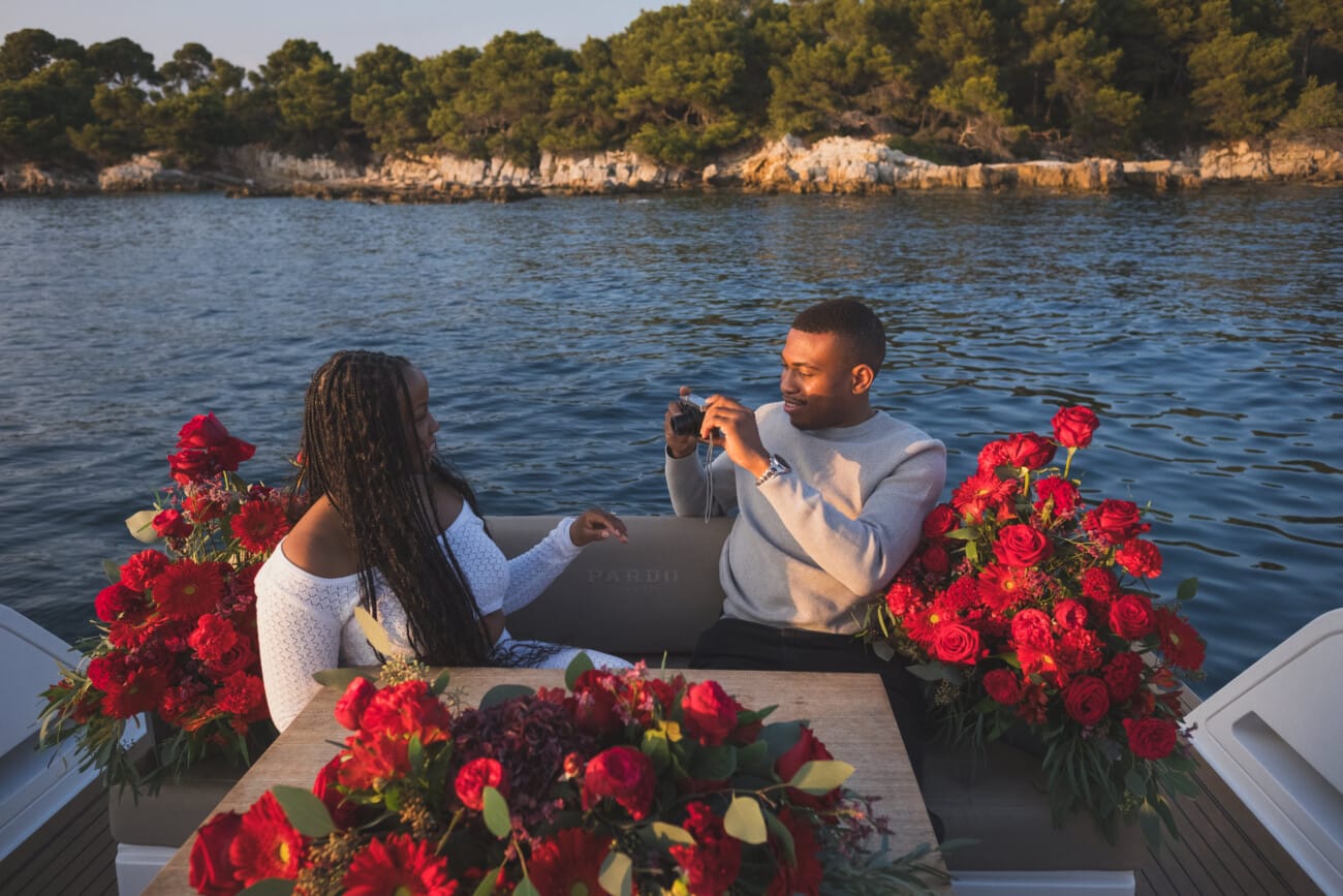 A Romantic Proposal on a Yacht between the Lérins Islands 21 Romantic yacht proposal surrounded by flowers.
Cannes Proposal planning and Photography WildRoses Studio