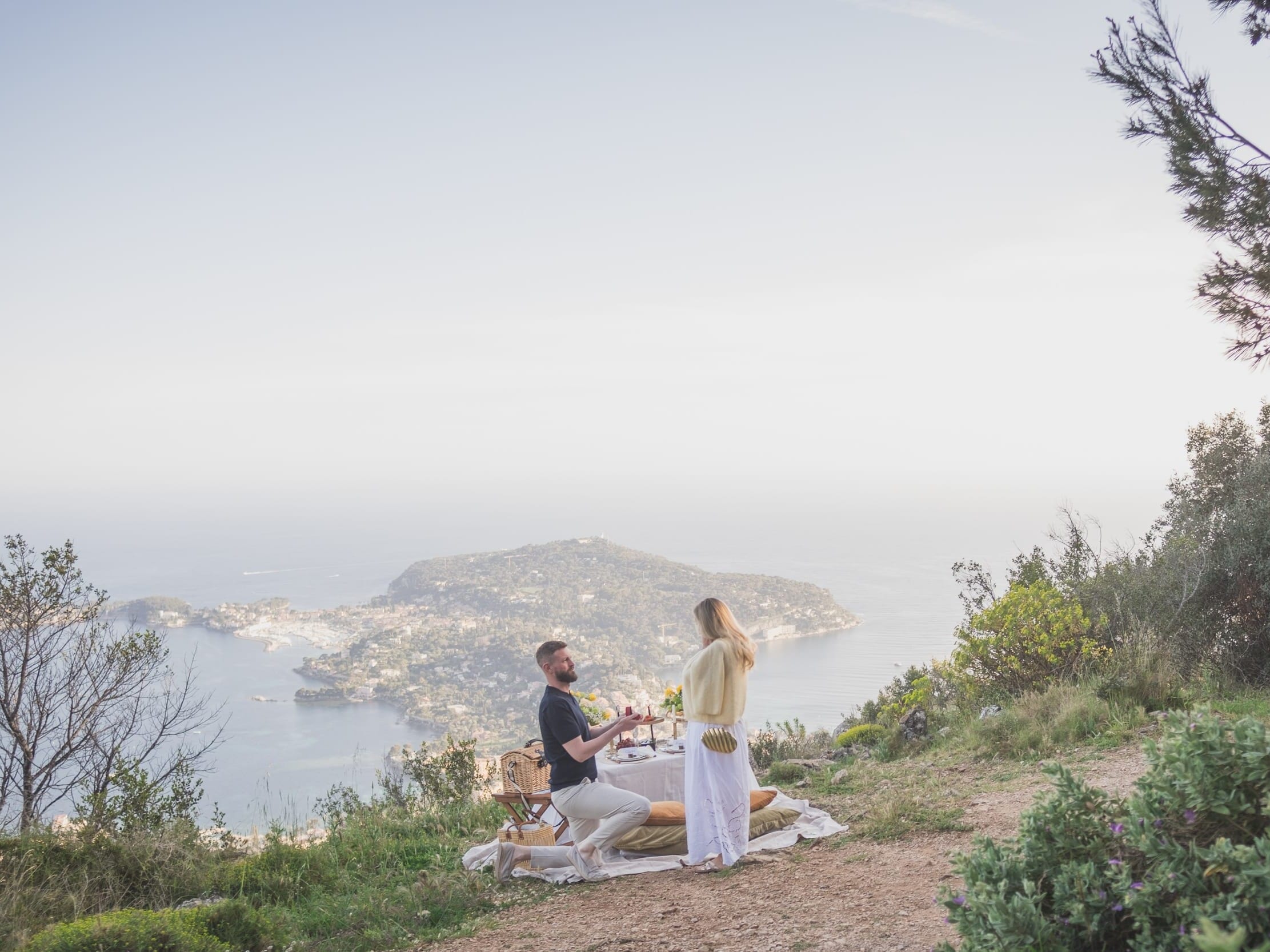The Most Romantic Villefranche-sur-Mer Proposal Locations: A Riviera Guide 6 Hidden Luxurious picnic proposal overlooking Villefranche-sur-Mer bay and Saint-Jean-Cap-Ferrat peninsula