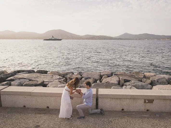 The 30 best places for a PROPOSAL on the French Riviera 40 Intimate Saint-Tropez proposal near the Super Yacht port, facing the sea