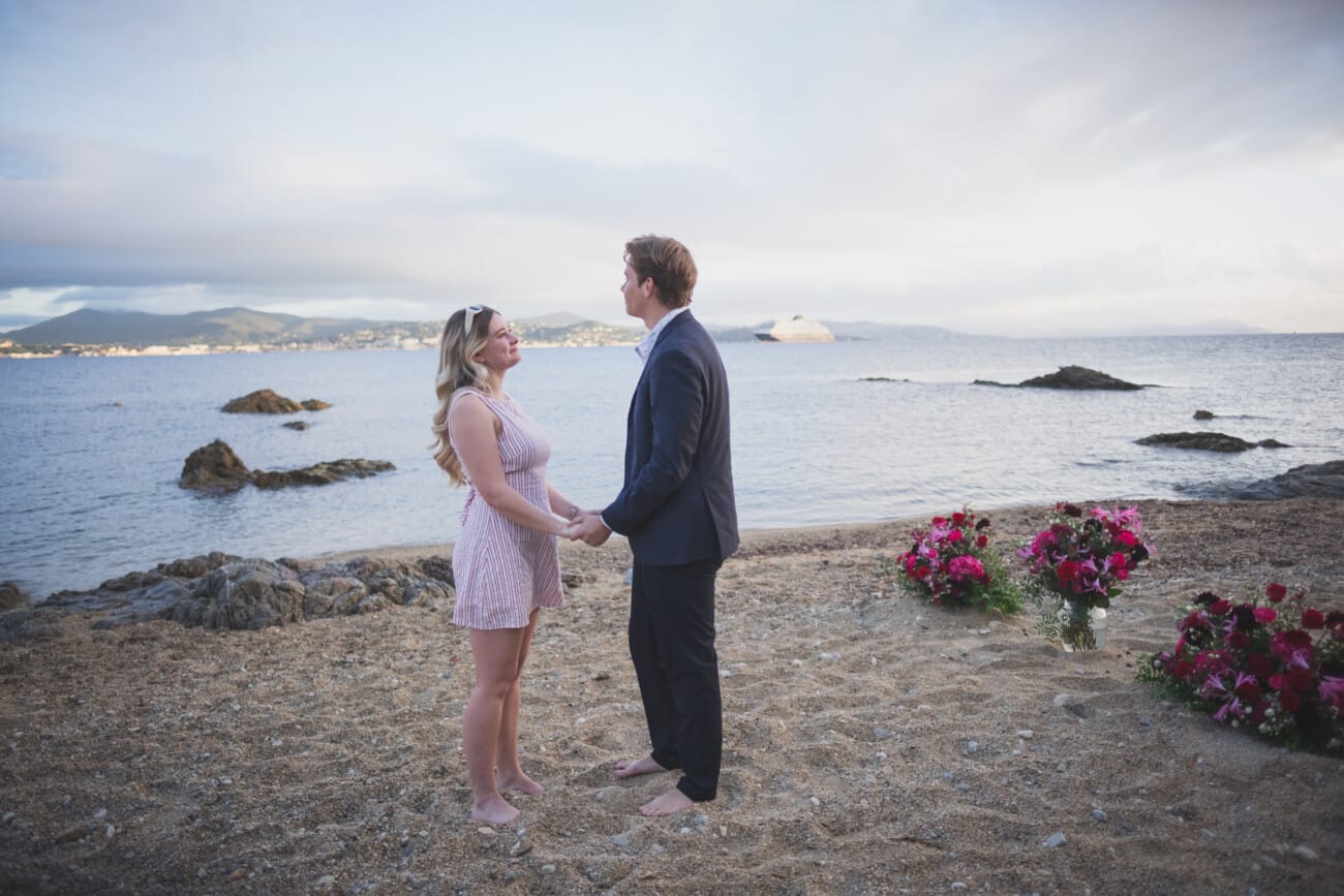 Sunrise Proposal an the beach: A Private Saint-Tropez Story 6 Saint Tropez early morning proposal planned on the beach with flowers and champagne at sunrise
Planning and photography WildRoses